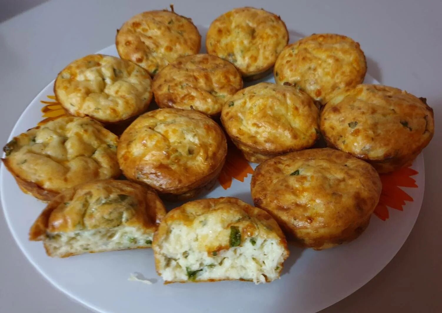 Куриные маффины. Куриные маффины с сыром. маффины из курочки. куриные кексы в формочках.