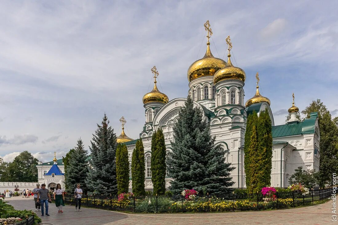 Мин воды казань прямой. Раифский Богородицкий мужской монастырь Казань. Раифский монастырь в Казани осень. Раифа осенью. Казань осенью Раифа.