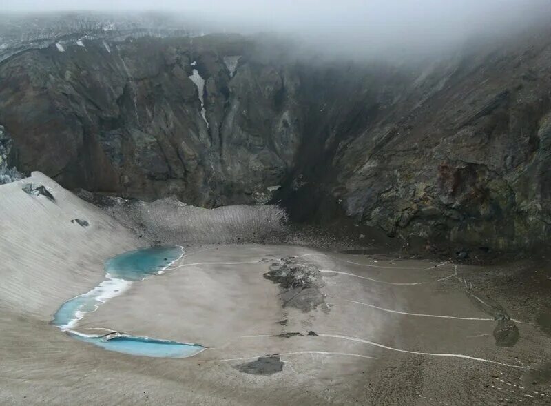 Вулкан мутновский камчатка. Кратер мутновского вулкана камчатка. Кратер вулкана горелый камчатка. Вулканы камчатки мутновский вилючинский. Кратер мутновского.