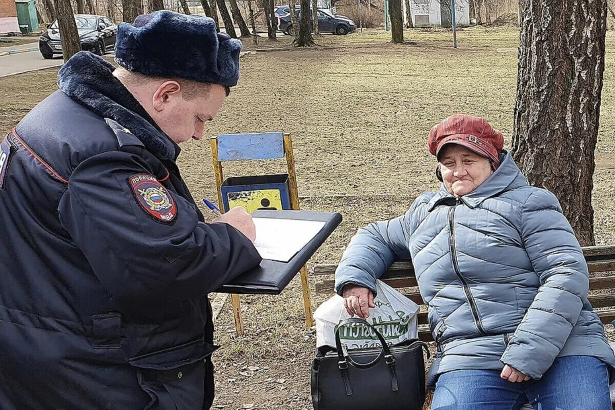 Пенсионерам можно выходить. Пенсионеры полиции. Милиционер пенсионер. Бабушка в полиции. Полицейский и старуха.