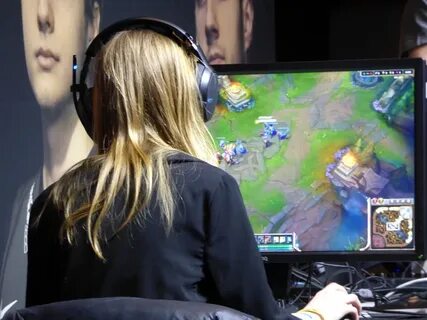 Девушка играет в видео игру