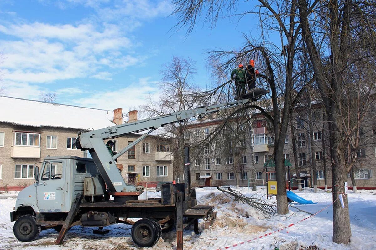 Люлька строительная. Машинист автогидроподъемника. Аварийная служба коломна департамент городского хозяйства. Авария в ростове на дону на мосту. Автовышка электромонтеров.