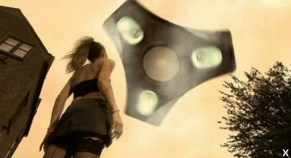 Фильмы ужасов про инопланетян. Девушку похитили инопланетяне. Похищение инопланетянами мем. Девушку похитили инопланетяне. Пришельцы похищают девушку.