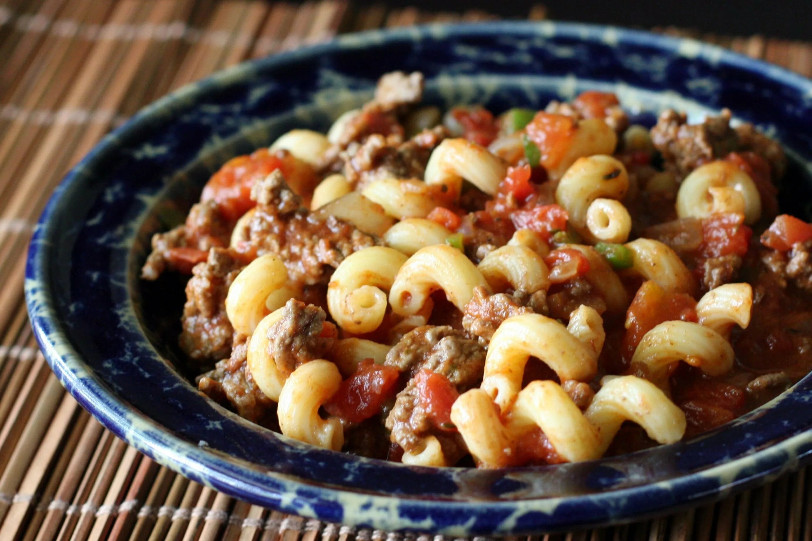 Макароны по-флотски с тушенкой на сковороде. Рожки с тушенкой на сковороде. Макароны с тушенкой в мультиварке. Макароны по флотски из тушенки. Макароны по-флотски с тушенкой.