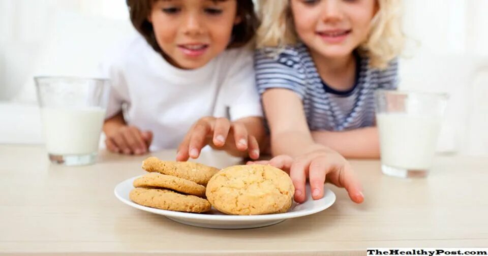 A treats children. Печенье для детей. Печенье семья. Ребенок ест печенье. Печенья для детей в тарелке.