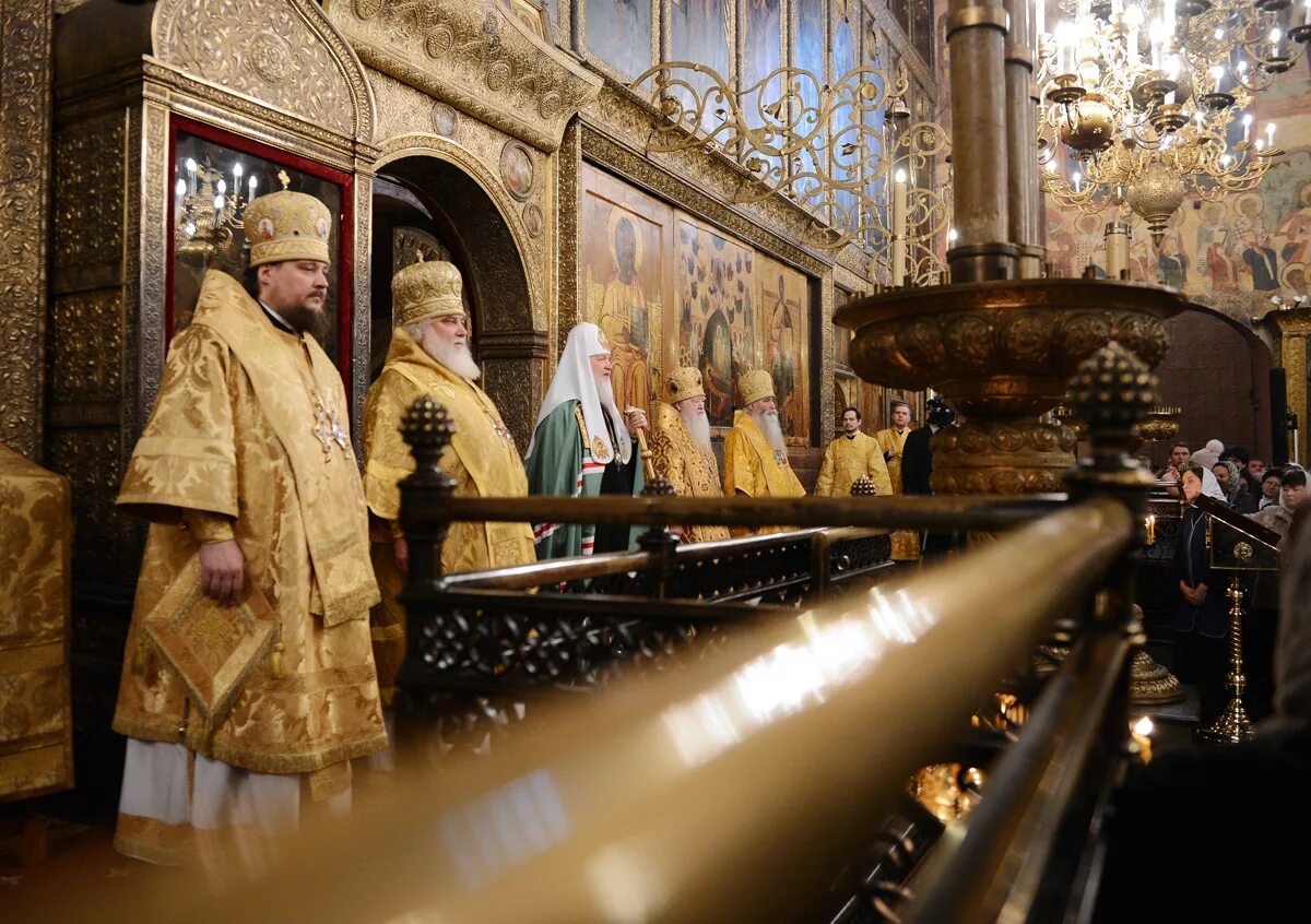 Проповедь патриарха в успенском соборе. Архимандрит алексей туриков секретарь. Патриарх в успенском соборе. Патриарх кирилл в успенском соборе кремля. Александро-невская лавра литургия.
