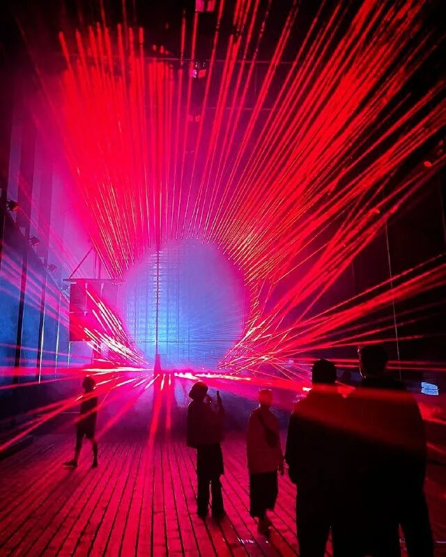 Дизайнер виртуальной реальности. Технологии будущего. Цифровые технологии. 3d мэппинг на инсталляции. Футуристический офис.