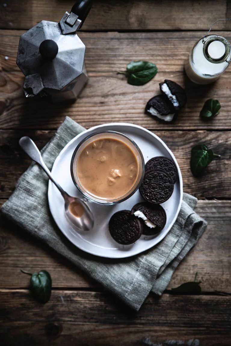 Кофе со сливками. Фуд фотография кофе. Черная чашка кофе фудфото. Фото завтрака с кофе.