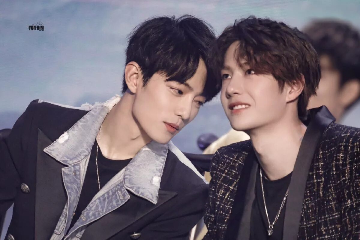 Wanna one корейская группа. Wang yibo дорама. Легенда о фэй дорама. Wanna one корейская группа. Ванна ван группа участники.
