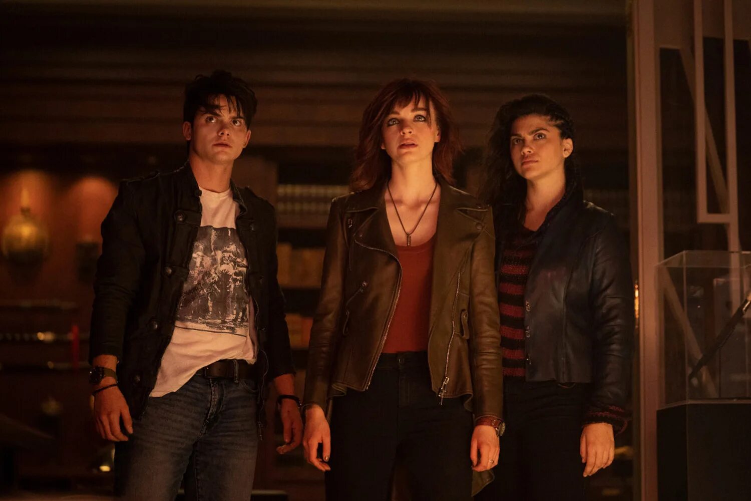 5:32 сериал кадры. Gotham knights сериал. Рыцари готэма сериал с 2023 г. Сериал игра трейлер. Рыцари готэма 2023.