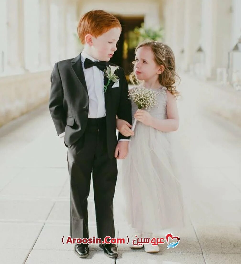 нарядные мальчик и девочка. женится на ребенке девочки. дети в свадебных нарядах. женится на ребенке девочки. на мальчика и на девочку на свадьбе.