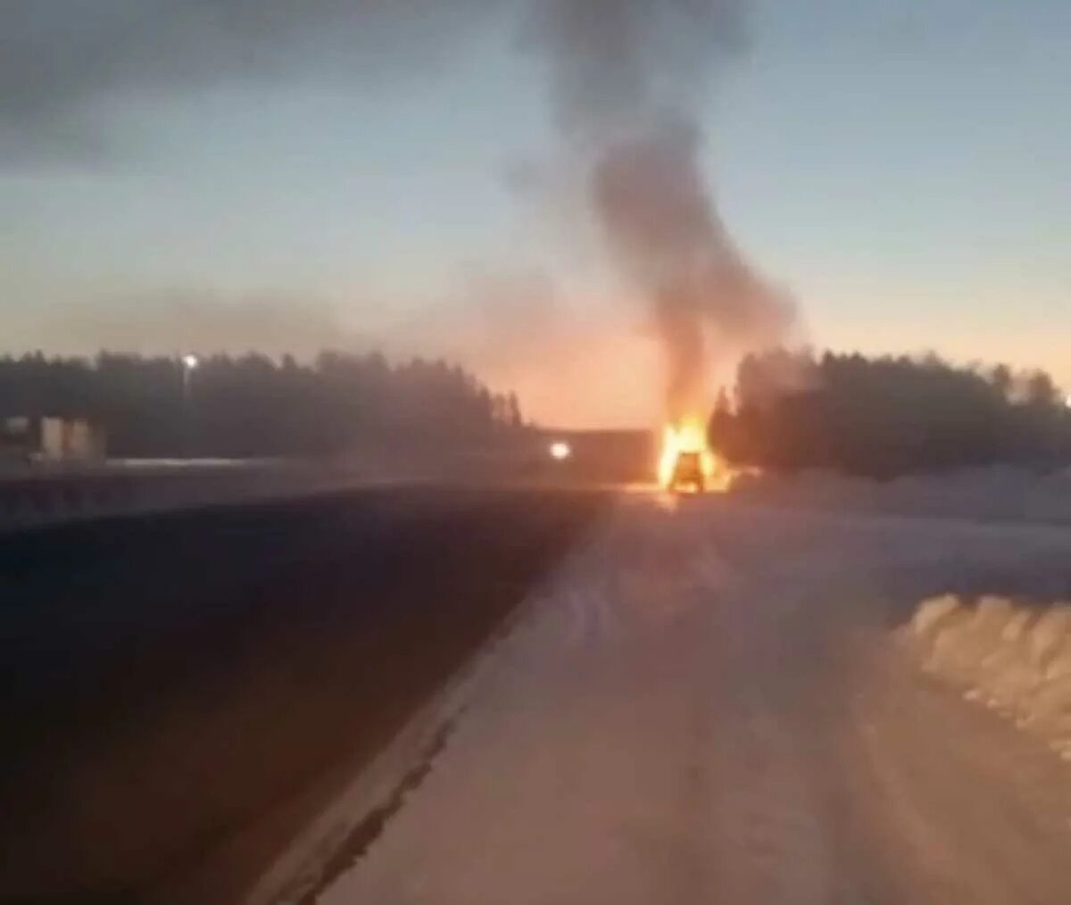 Машина петропавловск астана. Пожар в Акмолинской области 12 июля 2023 год. Сгорела машина в Караганде. Машина сгорела на камызякской трассе. В Корсаковке сгорел автомобиль.