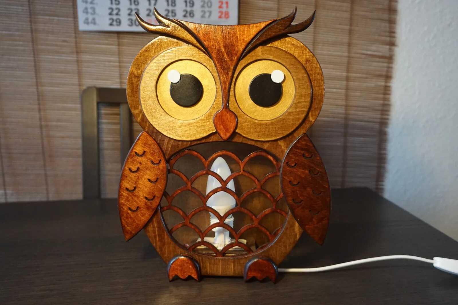 фигурка "сова" деревянная. вырезано сова. резьба по дереву интарсия сова. поделка сова объемная. скульптура совы из дерева.