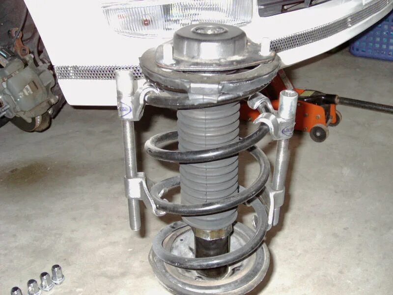 Поменять пружину. Опора передней пружины vista 50. Пружина подвески. Пружина амортизатора. Амортизаторы нива 2131 шевроле.