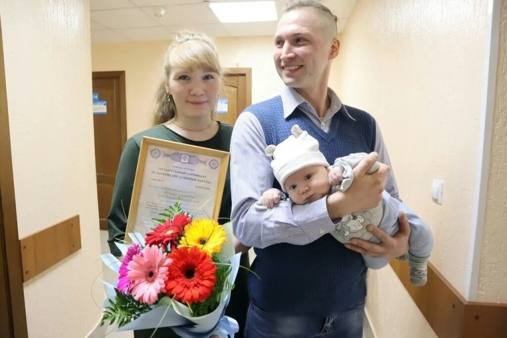 Материнский капитал на первого ребенка фото. Первенец. Материнский на первенца. Материнский капитал фото. Материнский на первенца.