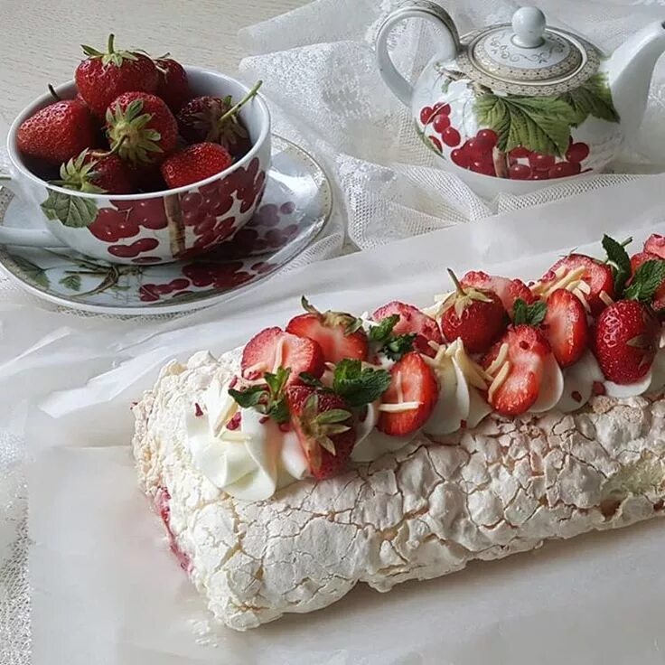 Меренговый рулет украшение. Меренговый рулет с манго и клубникой. меренговый рулет с клубникой и голубикой. меренговый рулет с клубникой и маскарпоне. кокосовая меренговый рулет.