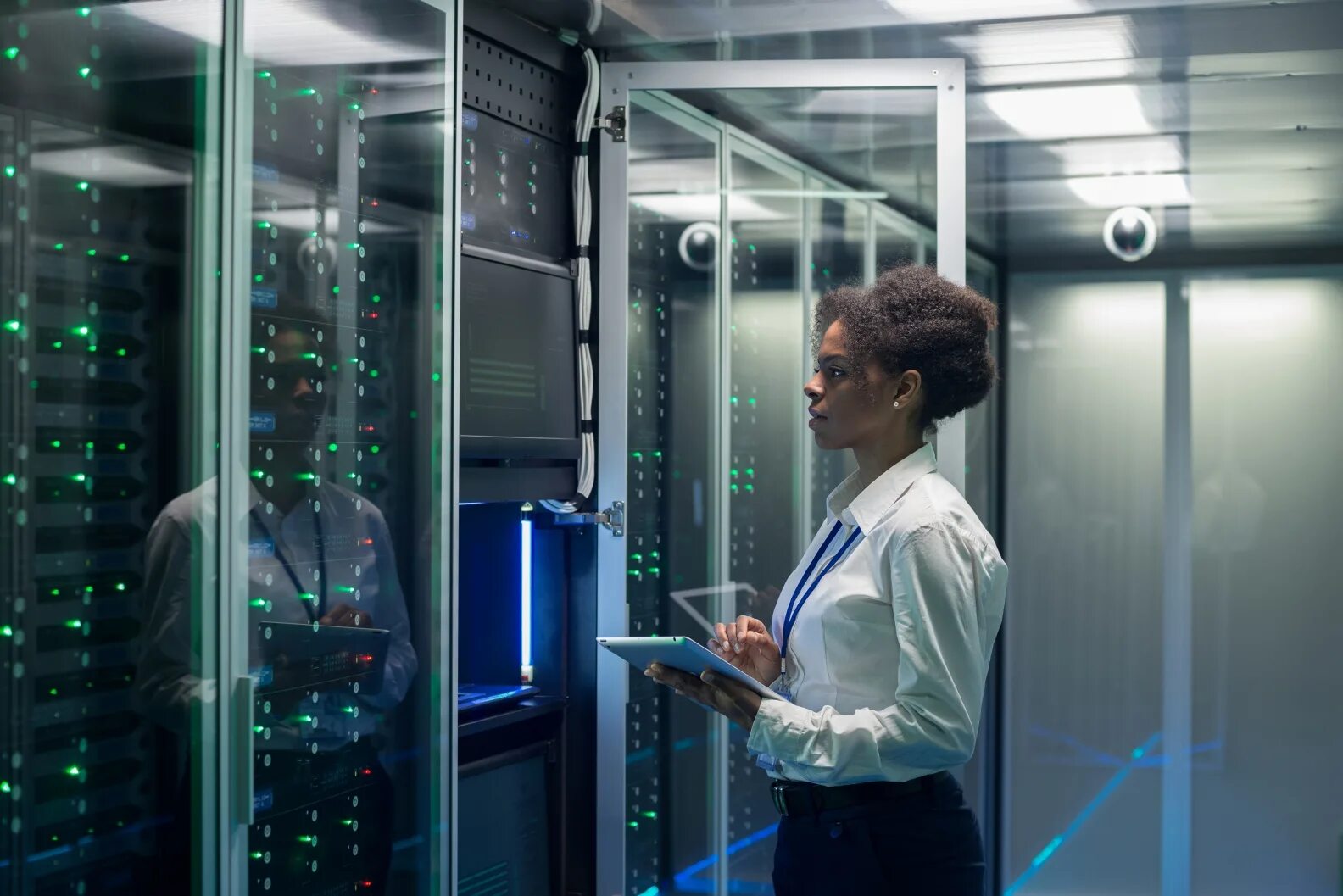 Ibm data. IBM data Center. Космическая серверная. IBM умная Планета. Фотография серверов IBM.