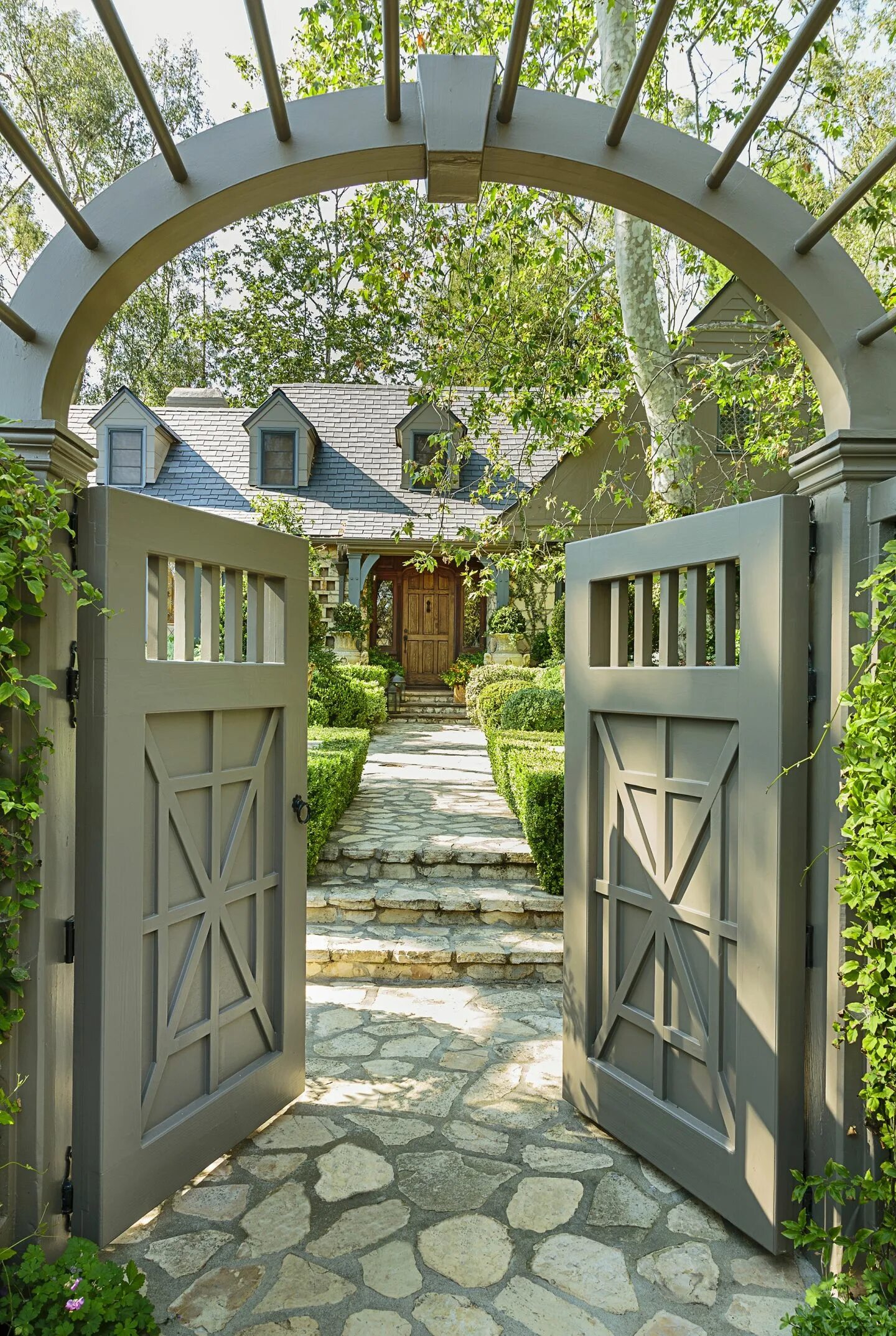 Калитка из артбетона. Садовая калитка в чугучаке. Плющ ворота поместье. Парковая беседка увитая плющом. Ворота в сад.