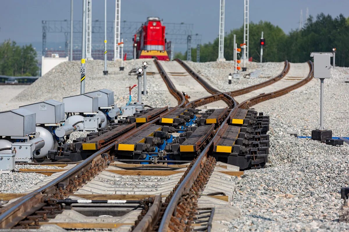 Железнодорожное устройство. Башмак сбрасывающий ксб-р65. Стрелочный привод сцб. Железнодорожное устройство. Сцб железные дороги.