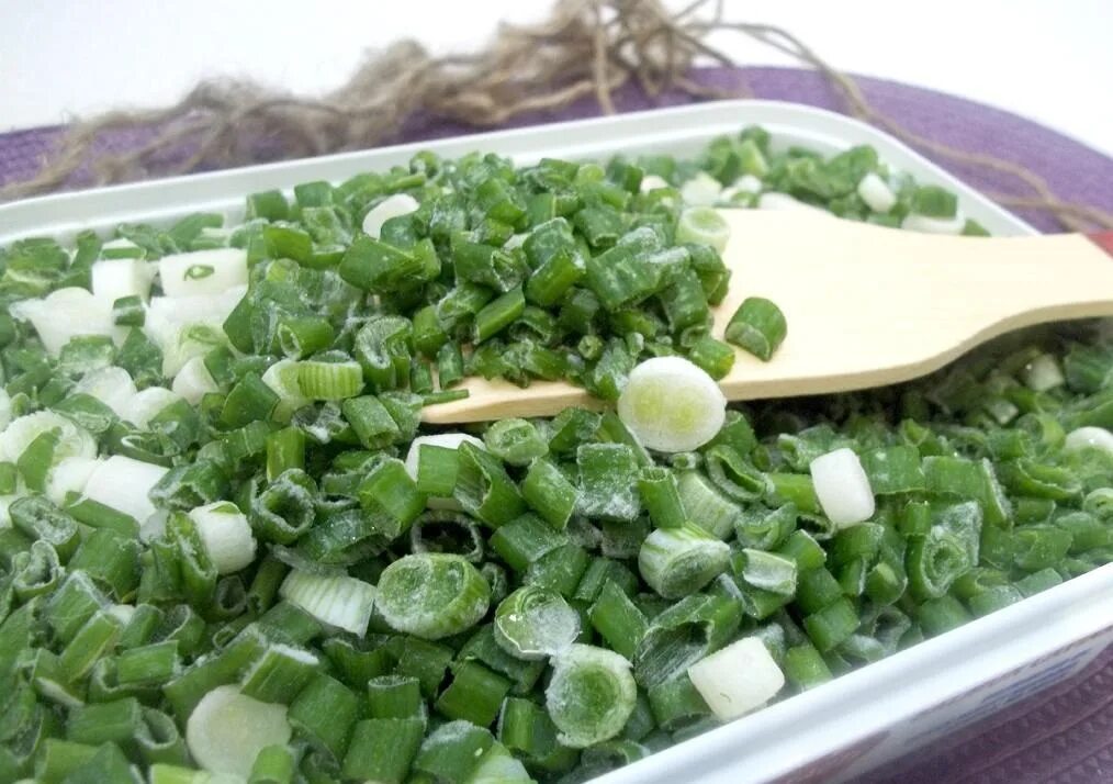 Зеленый лук можно морозить в морозилке