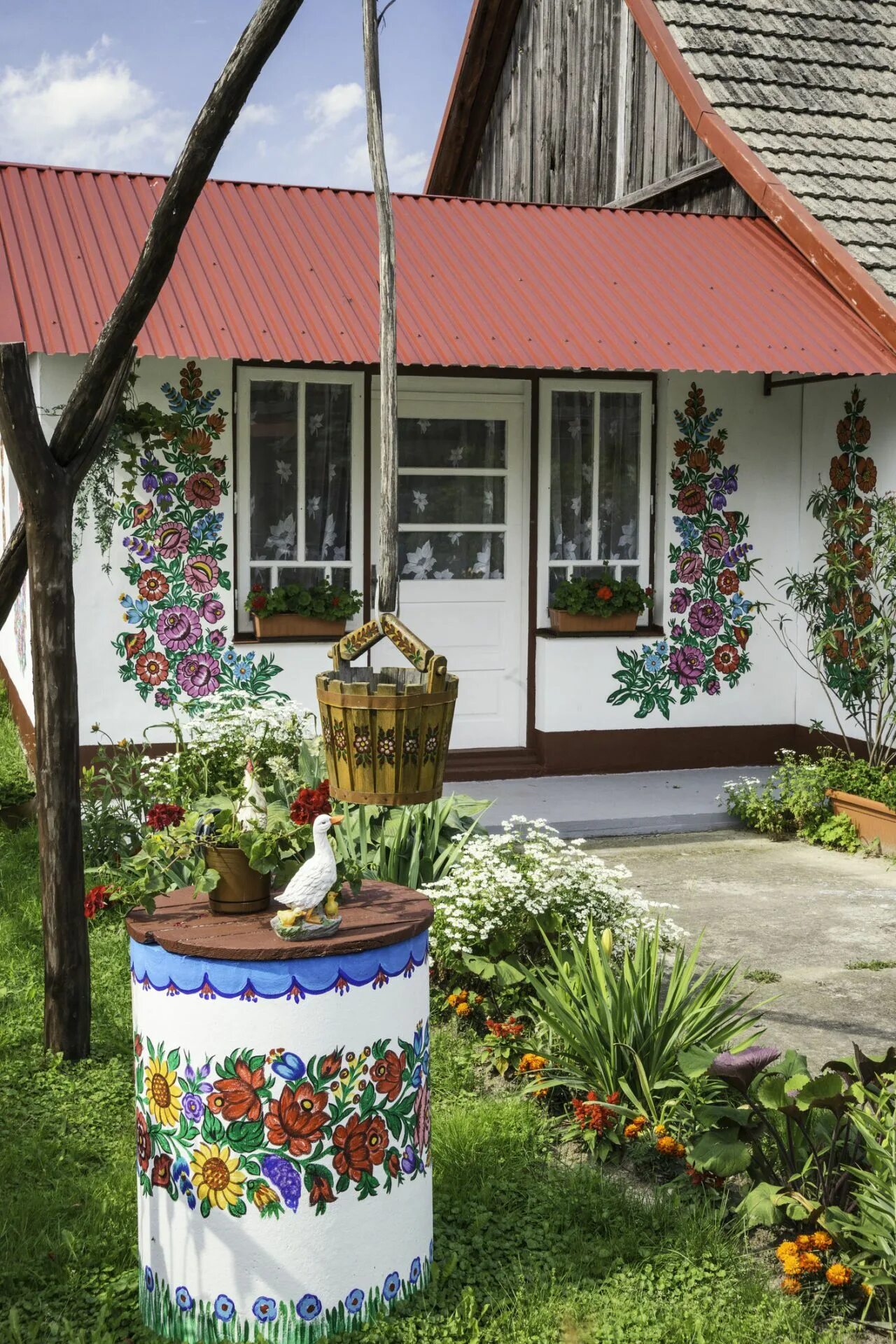 Картонный дом для рисования для детей. Разрисовать детский домик. Роспись фасадов зданий. Расписной домик. Разноцветные фасады домов.