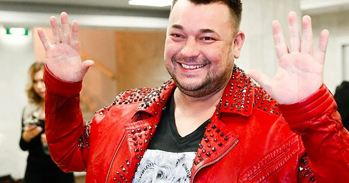 Лет жукову руки вверх. Жуков руки вверх. рома жуков руки вверх. роман жуков певец руки вверх. солист группы руки вверх возраст.