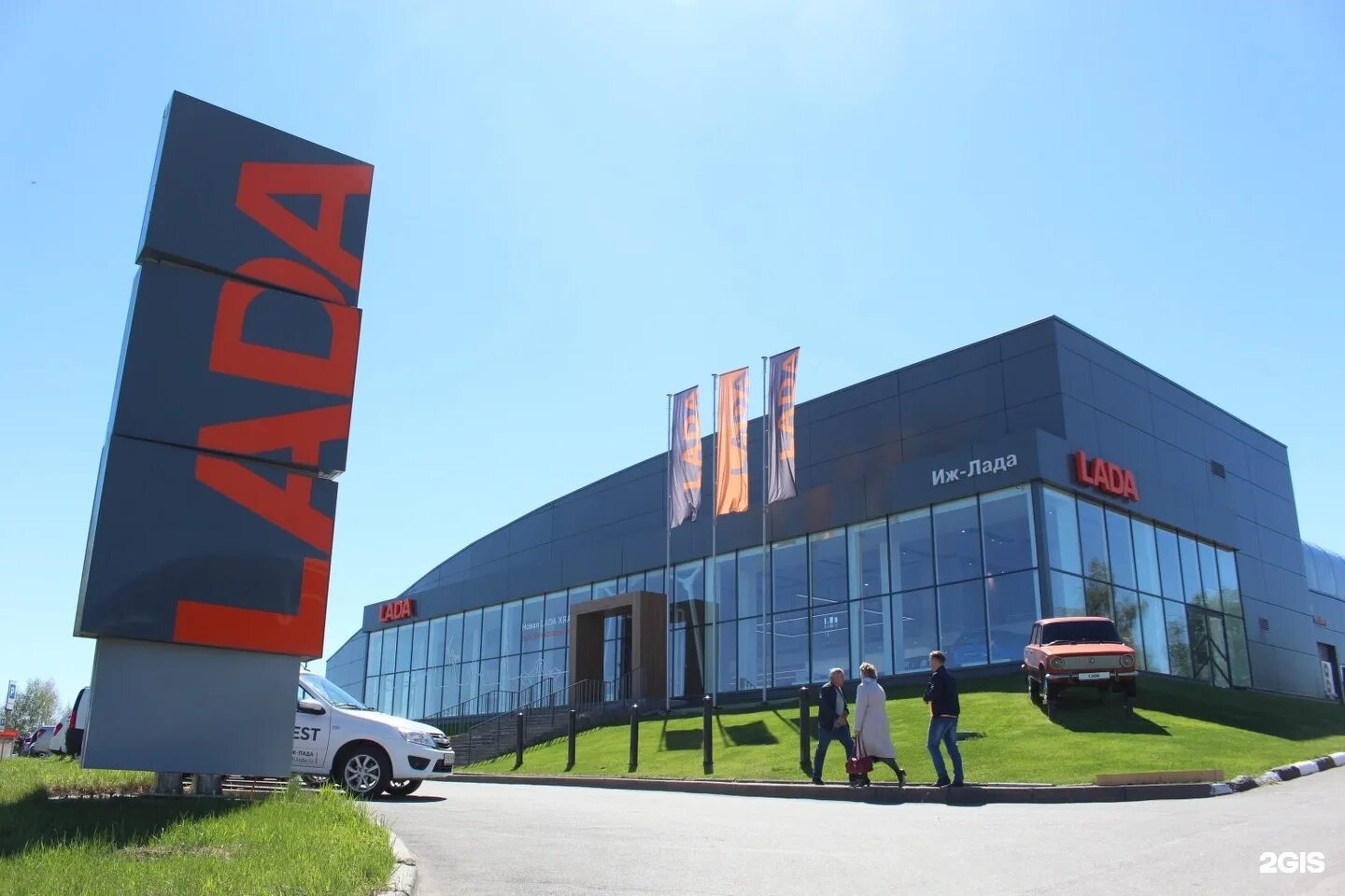 Завод ижлада ижевск. Автосалоны иж. Ижлада камбарская. Салон иж лада ижевск ленина. Иж-лада ижевск.