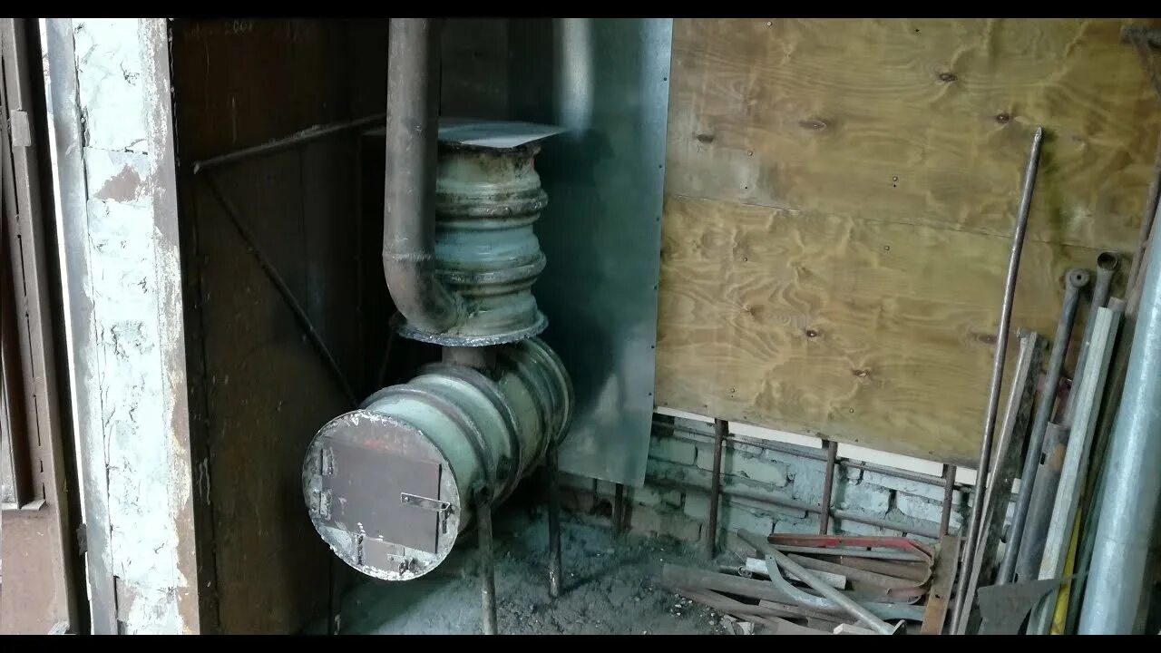 Печь с тракторного диска т 150. Печь из дисков автомобиля для гаража. Печи буржуйки в гараж из дисков. Печка в гараж из дисков. Печка из колесных дисков газ 3307 для бани.