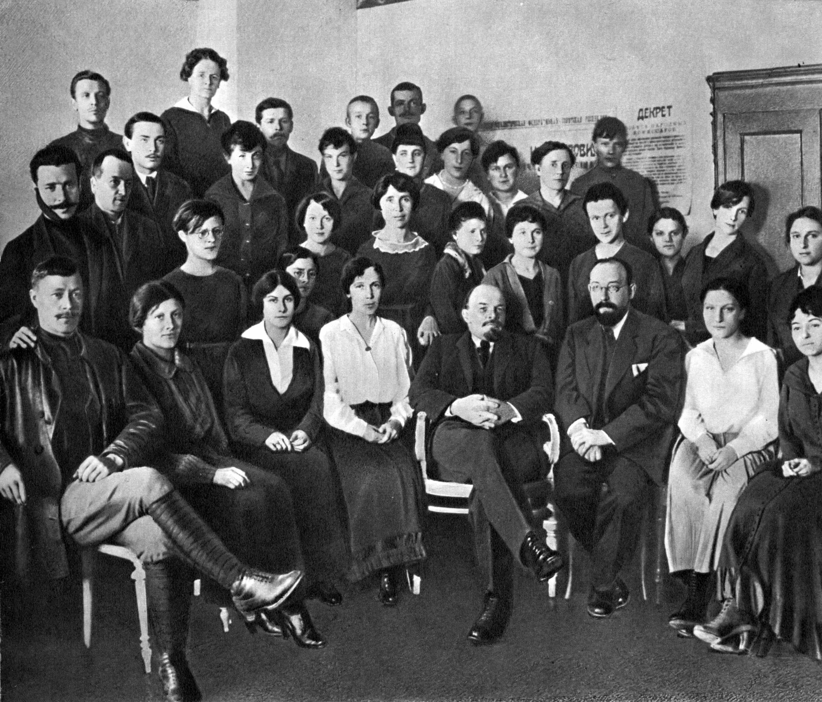 Совнарком вцик. Совет народных комиссаров 1918. совет народных комиссаров-правительство-в. и. ленин.. «совет народных комиссаров» («совнарком», «снк»).. совнарком, снк) 1918 г.