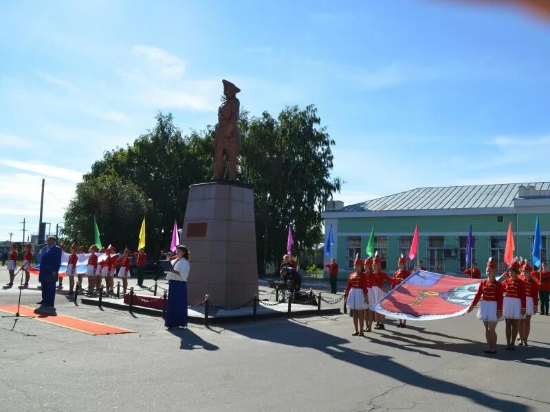 Погода село петровск. Город Петровск памятник солдату. Петровск новый пляж. Символ города Петровска Саратовской области.