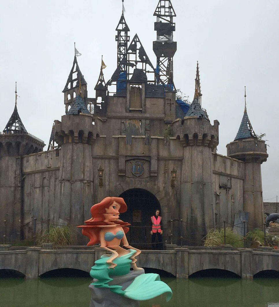 Куда дисней. Dismaland Бэнкси. Бэнкси парк аттракционов. Анти Диснейленд Бэнкси. Заброшенный парк Диснейленд 1976.