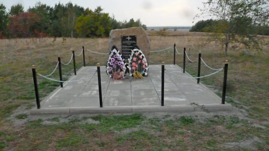 Луговое Богучарский район. Село Травкино Богучарский район. Памятники погибшим пилотам. Травкино Богучарский район Воронежская область. Погода луговое богучарский район воронежская область