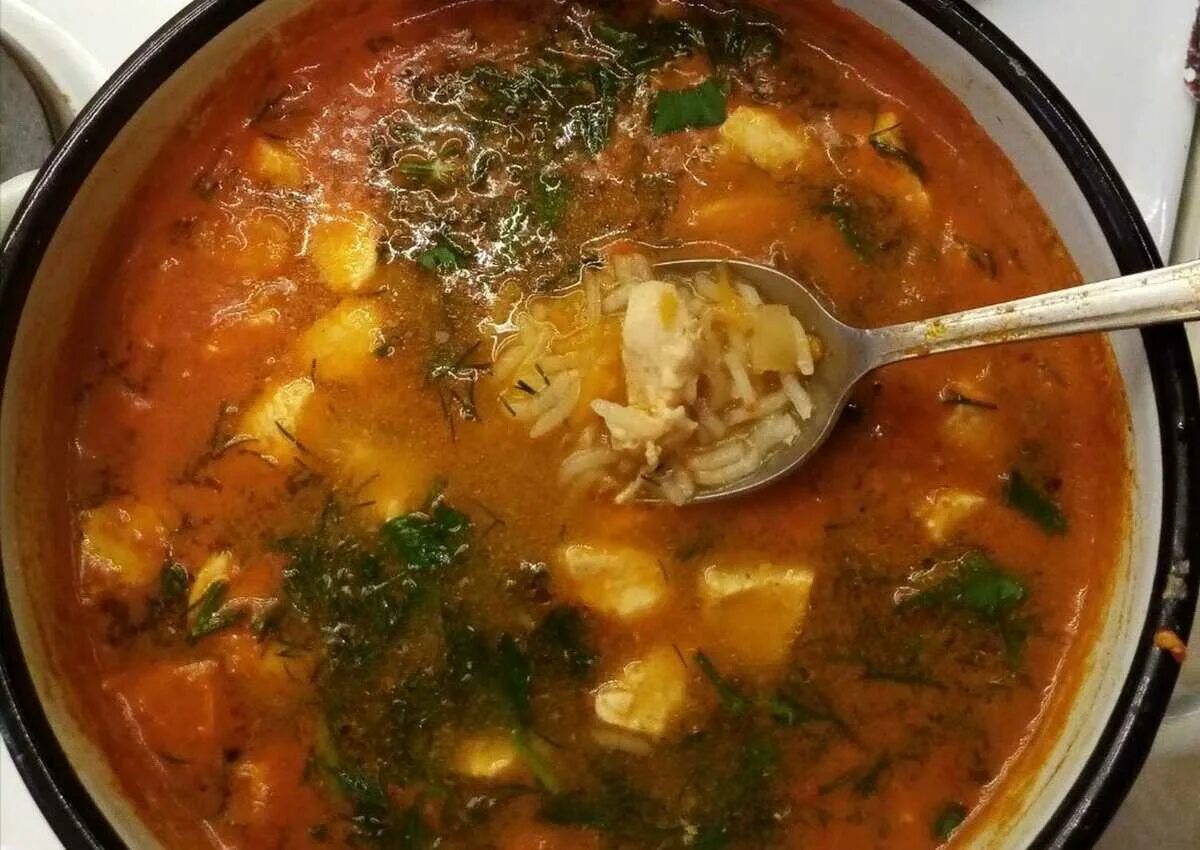 Харчо с томатной пастой и картошкой. Суп харчо. харчо куриный. суп харчо в кастрюле. борщ харчо.