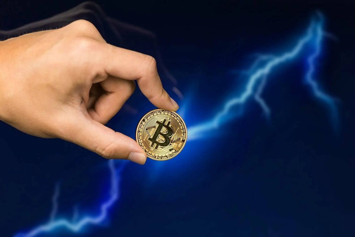 Когда выпустили биткоин. Биткоин. биткоин магия. bitcoin lightning. биткоин растет.