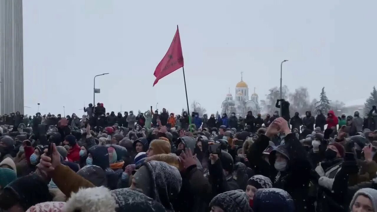 Прямая трансляция митинг сейчас. Митинги 21 января 2021. Митинг в поддержку Навального 23 января 2021. Митинг Самары 2021. Самара площадь славы митинг.