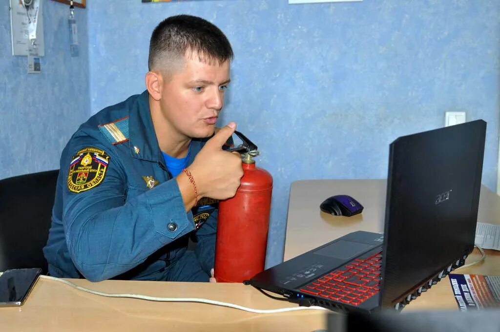 Выполнение требований государственного пожарного надзора. ГПН МЧС. Пожарный инспектор. Инспектор государственного пожарного надзора. Сотрудник МЧС.