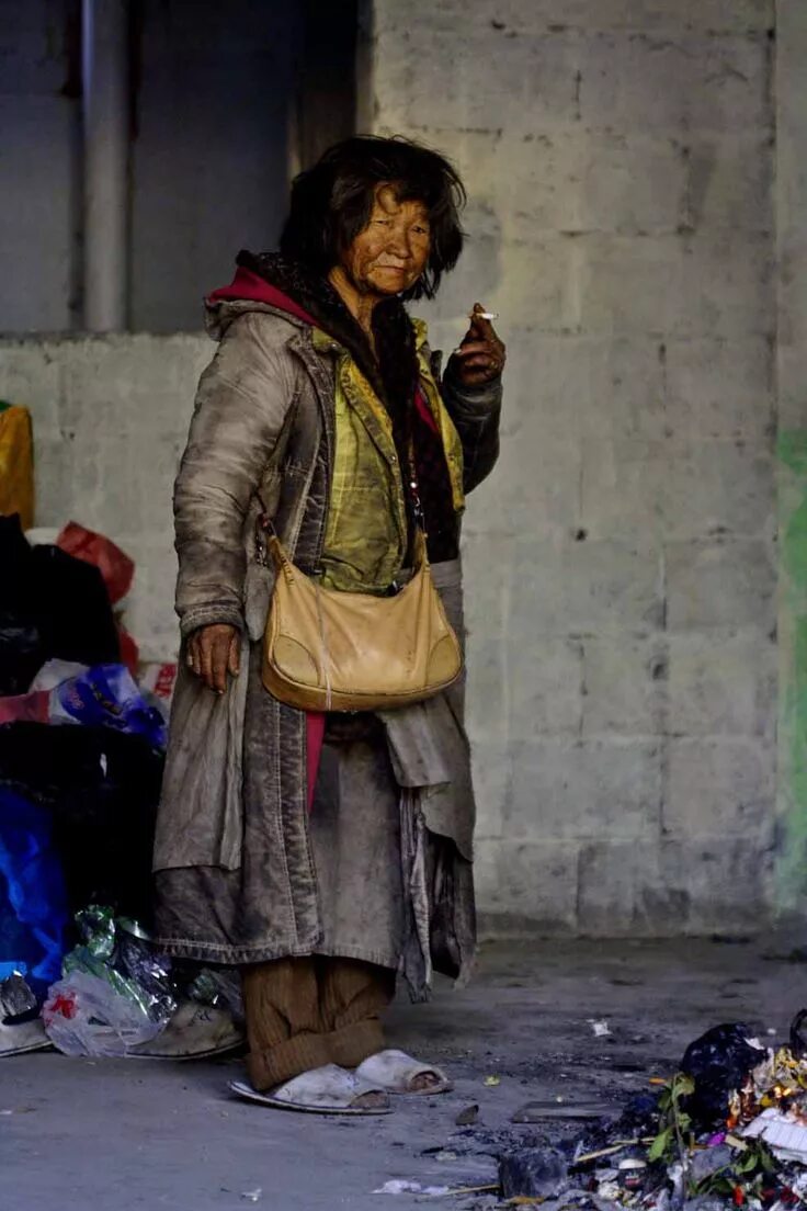 Homeless women. Бедность девушка. Гламурная бедность.