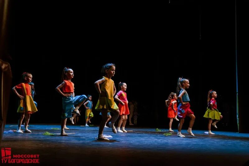 Танец жара. Танец жара. Фон танцы. Пляжная вечеринка. Лето с друзьями.