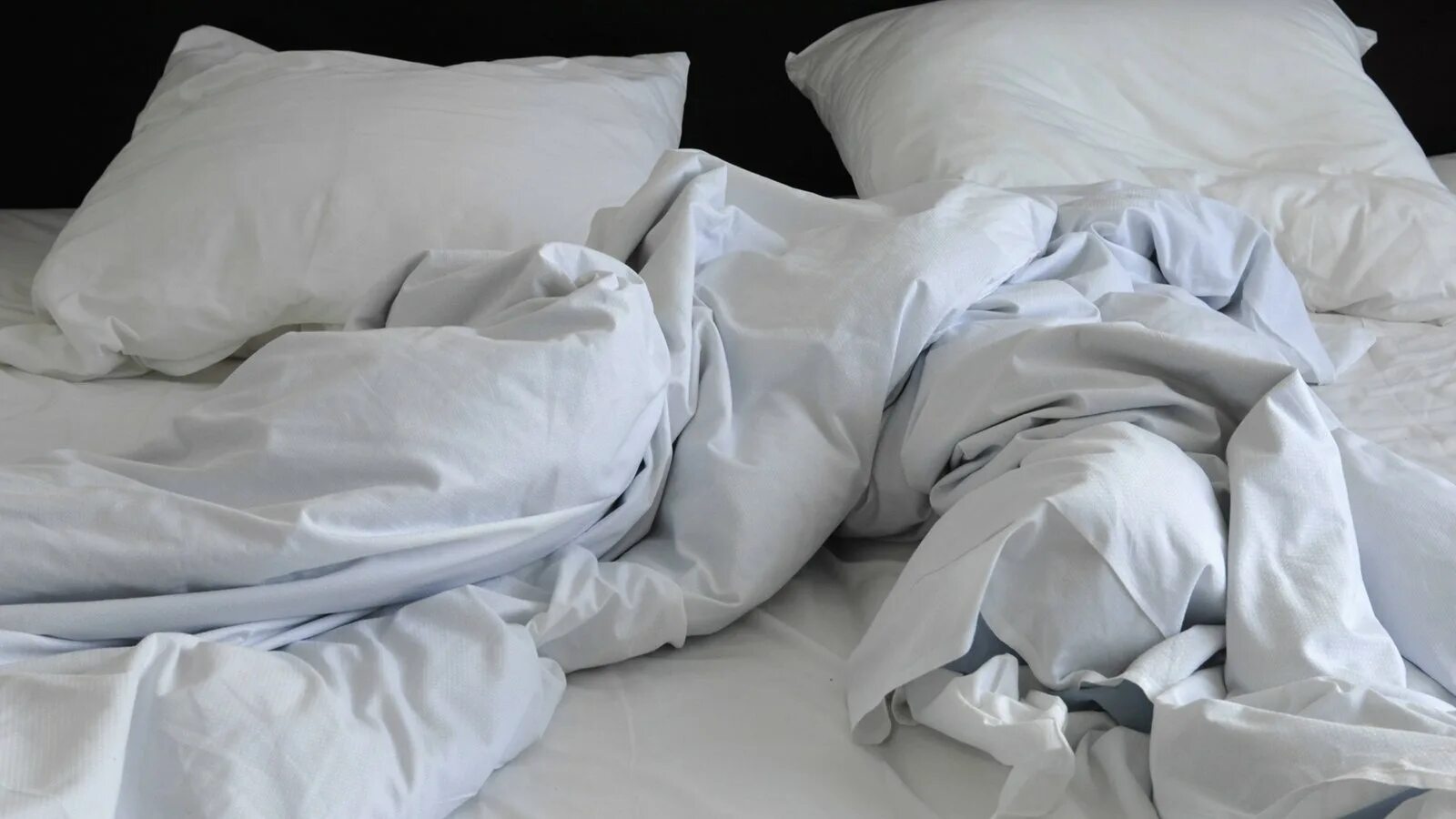 Помятые простыни песня. Одеяло на кровати. Смятая простынь. Скомканное одеяло. Скомканное одеяло на кровати вид сверху.