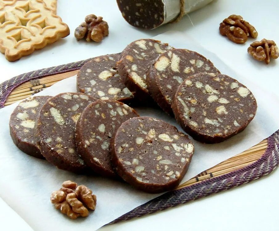 Кондитерская колбаска какао печенье. Шоколадная колбаса. Шоколадная колбаска. Шоколадная колбаска. Сладкая колбаска.