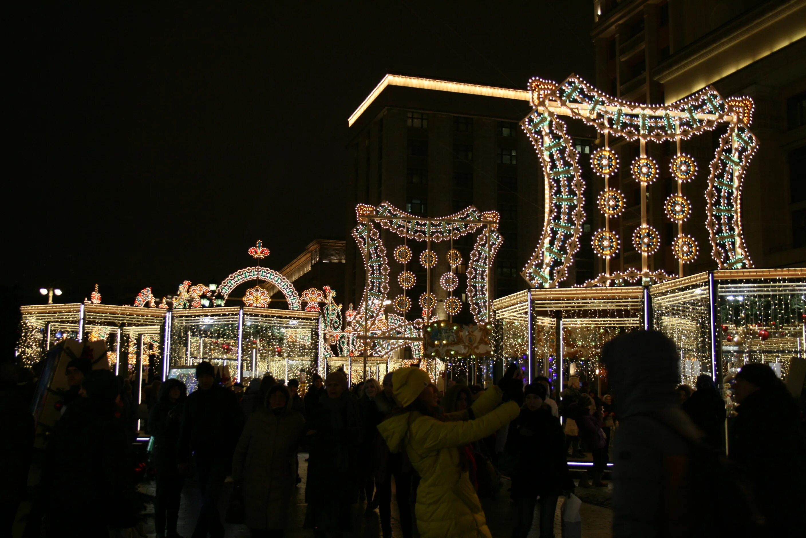 куда сходить на рождество в москве. куда сходить на рождество в москве. путешествие в рождество 2022 в москве. гум ярмарка на красной площади 2020 2021. фестиваль «путешествие в рождество» на манежной площади.