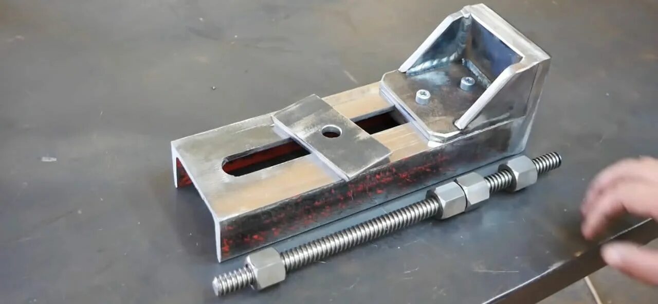 Тиски для сверлильного станка своими руками чертежи с размерами. Тиски слесарные самодельные. Тиски слесарные своими руками из домкрата ч. Самодельные тиски. Тиски слесарные из швеллера.