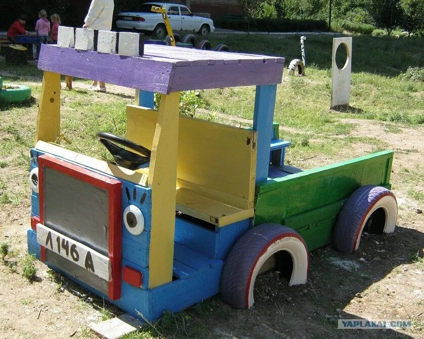 машинка из дерева для детской площадки. машинка из дерева для детской площадки. машина из шин для детской площадки. машинка на участок в детский сад. машина из дерева для детской площадки.