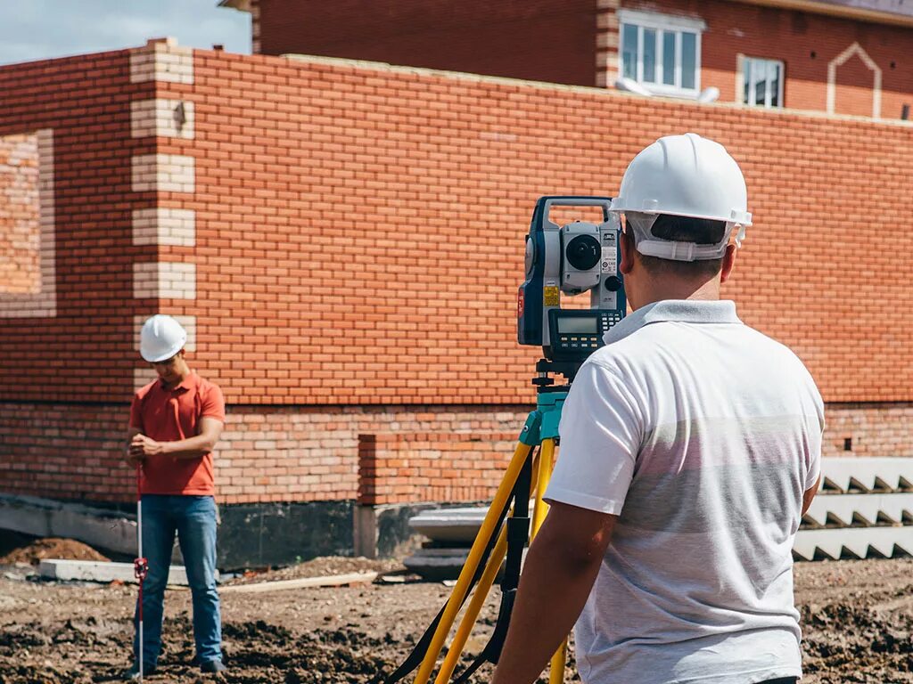 Dji m2ch. Фасадная съемка тахеометром. Фотограф с камерой. Видеосъемка зданий. Геодезическая съемка фасада здания.