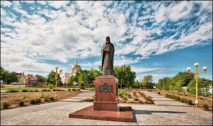 Элиста мин воды. Памятник сергию Радонежскому в Элисте. Памятник сергию Радонежскому в Минеральных Водах. Сквер Радонежского Элиста. Памятник преподобному сергию Радонежскому в Минеральных Водах.