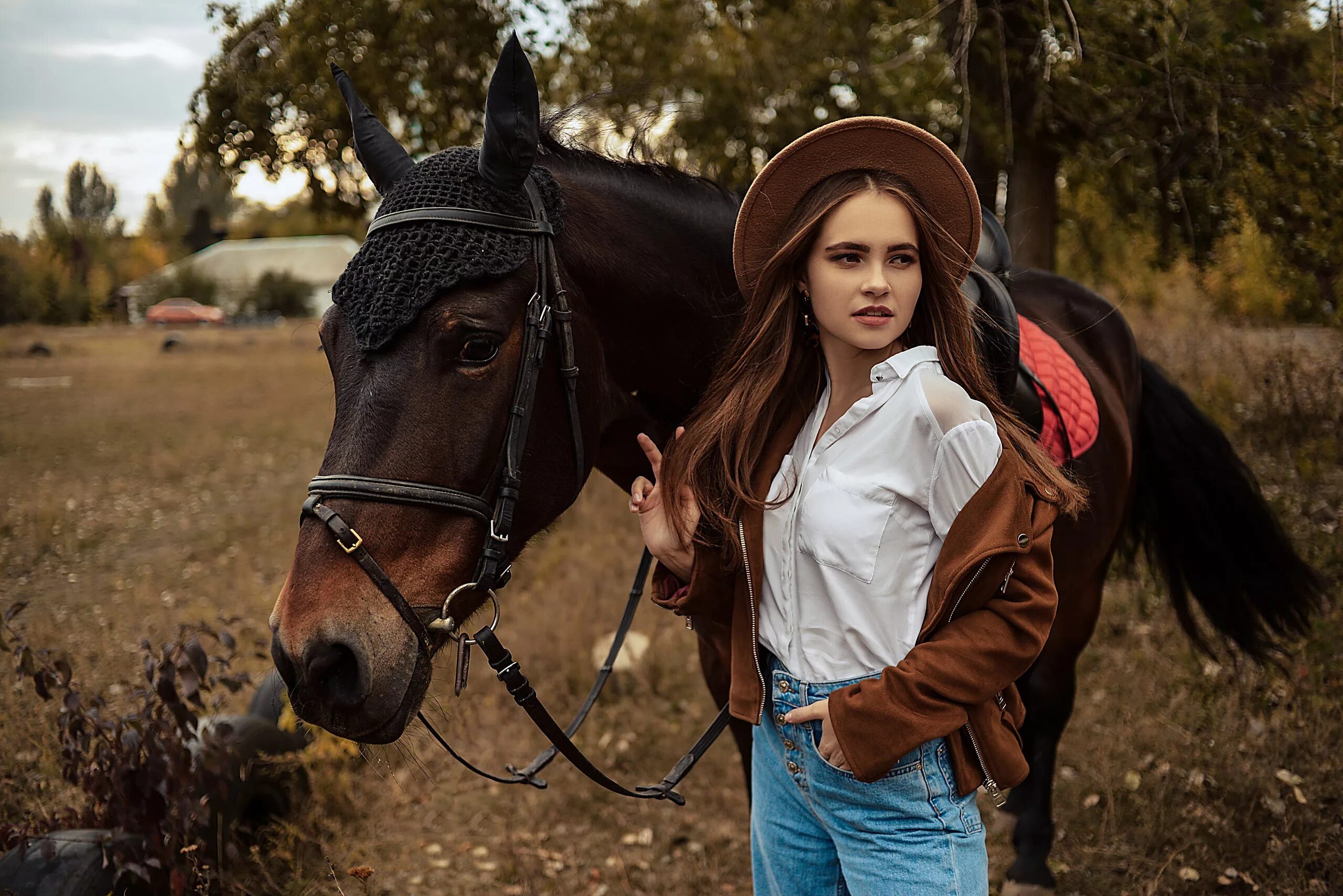 Фотосессия с лошадьми образы. Девушка с лошадью. Фотосессия с лошадью в джинсах. Верхом на лошади. Brunette cowgirl