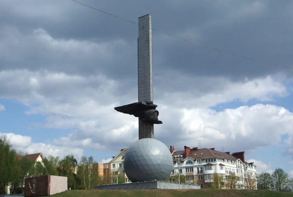 Какие памятники есть в калуге. Мемориальный комплекс 600-летия Калуги. Памятник 600-летию Калуги. Калуга памятник Гагарину шарик. Памятник 600-летия Калуги на улице Гагарина.