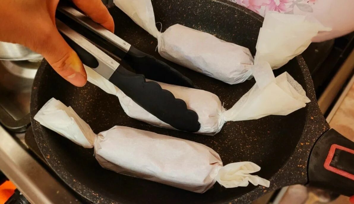 как сделать из рыбы домашнюю колбасу в пергаменте. фарш в пергаменте. фарш в пергаменте. рулет куриный в пергаменте в духовке. фарш в пергаменте.