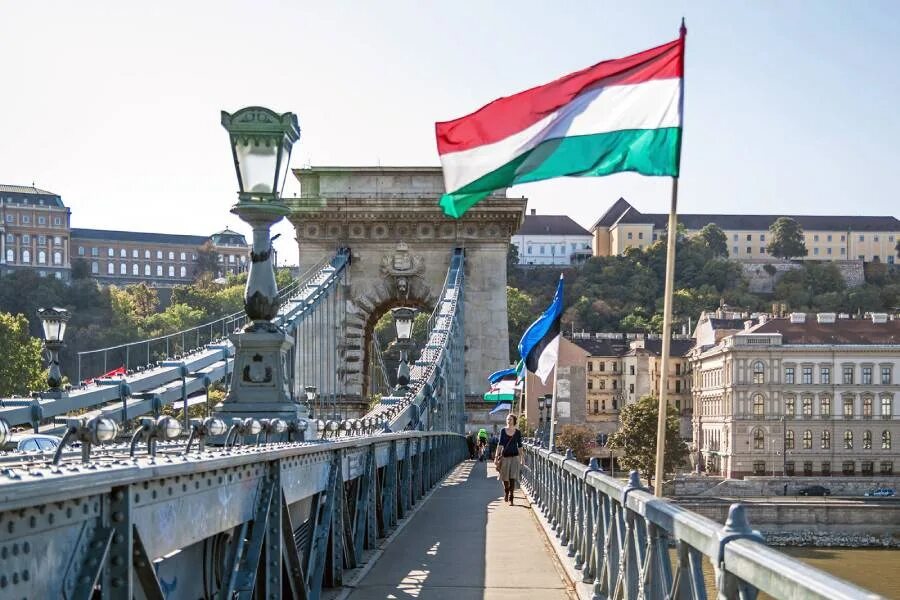 Дворец на воде. Будапешт хунгари. Венгрия можно ли россиянам. Мид венгрии здание. Венгрия можно ли россиянам.