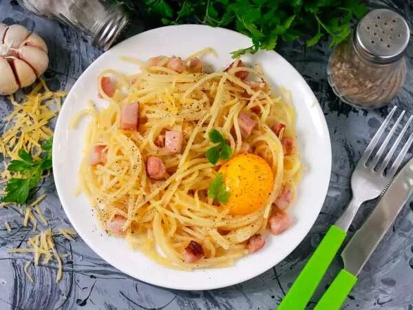 Паста с беконом и сыром без сливок. Паста карбонара с беконом без яиц. паста карбонара с беконом. паста карбонара ингредиенты с беконом. паста с беконом и сливками.